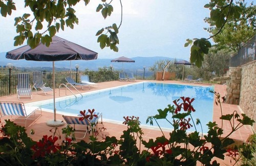 Pian di Sco Apartamento | Apartamento con piscina y jardín. Entre las provincias de Arezzo y Florencia