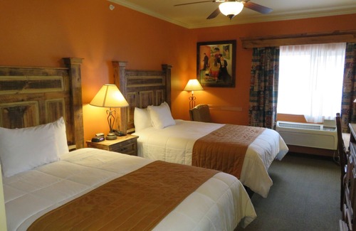 Near East Side Hotel | La Hacienda near Alamodome & Riverwalk