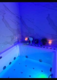 Jemeppe-sur-Meuse Apartamento | La home White Jacuzzi