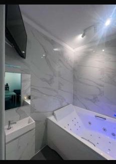 Jemeppe-sur-Meuse Apartamento | La home White Jacuzzi