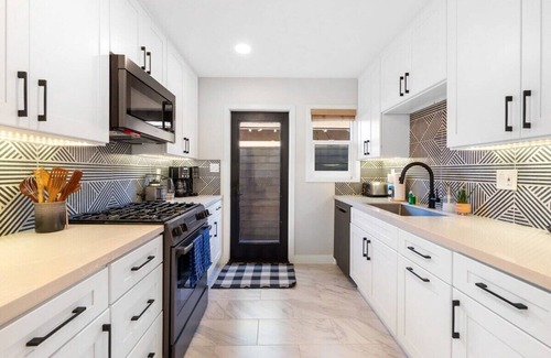 Beach Barber Tract Casa | La Jolla Coastal Haven: Charming Home by Windansea