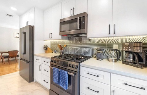 Beach Barber Tract Casa | La Jolla Coastal Haven: Charming Home by Windansea