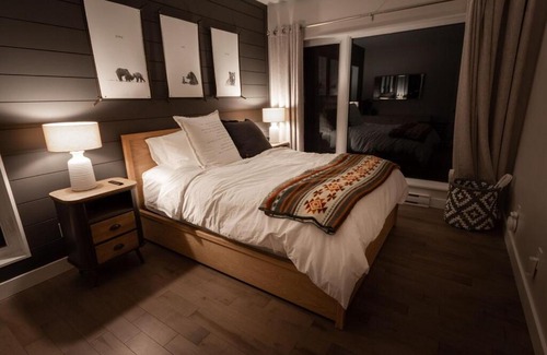 La Conception Cabina | La Khabine - a cabin of windows amongst the trees- 15 mins from Mont Tremblant!