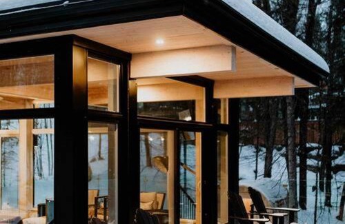 La Conception Cabina | La Khabine - a cabin of windows amongst the trees- 15 mins from Mont Tremblant!