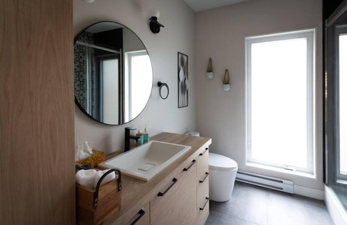 La Conception Cabina | La Khabine - a cabin of windows amongst the trees- 15 mins from Mont Tremblant!