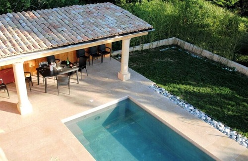 Saint-Amand-de-Coly Casa | Auténtica casa de vacaciones francesa con impresionantes vistas y piscina privada.