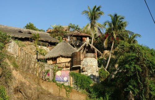 San Pedro Pochutla Hotel | LA LOMA LINDA, Bungalows, Yoga and Feldenkrais, STARLINK INTERNET