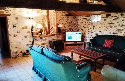 La Foret-sur-Sevre Casa | la longère du plessis Mornay, 30 min du Puy du fo, wifi, parking, jardin