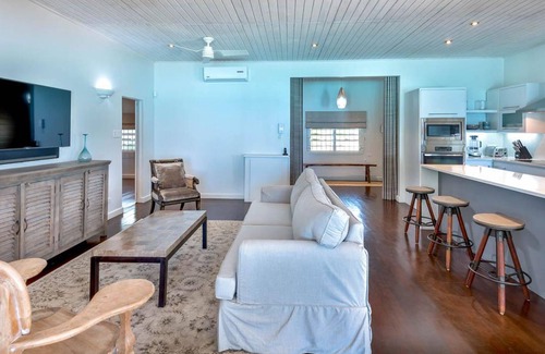 Bowling Alley Hill Casa | La Lune is a vibrant and light-filled home, executed with striking simplicity yet flawless quality