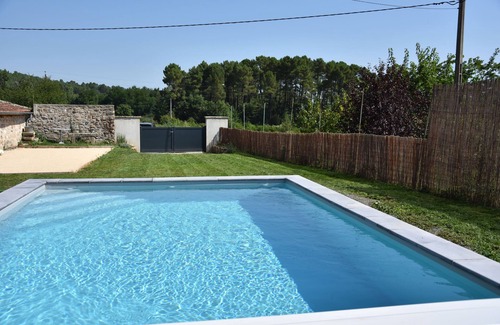 Ailhon Casa | "la Maison Bleue du Plot": Maison en Pierre Avec Piscine et Terrain de Pétanque