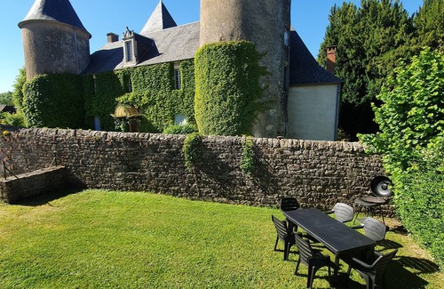 Padirac Casa | La Maison du Garde: typical Quercy house at the foot of the château.