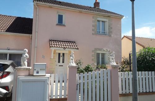 Nevers Casa | la maison rose 2 chambres avec lit pour 2 personnes et 2 salles de bains a 15 kilomètres du circuit de Magny-Cours et 1,2 kilomètre du sanctuaire de ste Bernadette