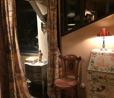 Faubourg Cama Y Desayuno | La Maison Rousseau Chambre d'hôtes
