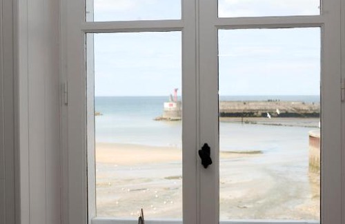 Port-en-Bessin-Huppain Casa | La Maison sur le Quai by Les Filles du Bord de Mer, maison de pêcheurs , charme & terrasse vue mer