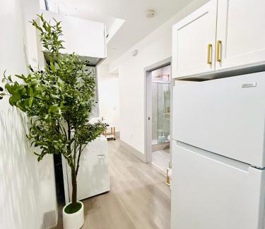 Van Nuys Apartamento | LA Modern Street View Glass Window 2BR