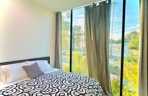 Van Nuys Apartamento | LA Modern Street View Glass Window 2BR