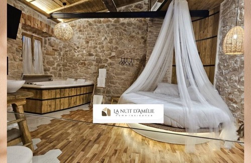 Norma Apartamento | La Nuit d'Amélie.... a cozy retreat with hot tub.....