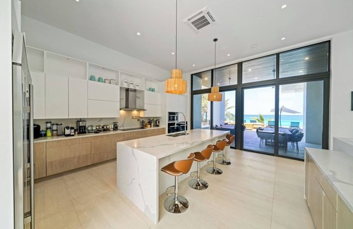 Dunmore Town Casa | La Palmeraie Modern House, Oceanfront, private beach, rooftop deck, maid & more!