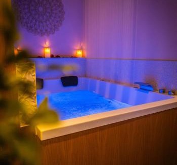 Pont-de-L'Arche Apartamento | La Parenthèse Suites - appartement luxueux avec sauna et baignoire balnéo