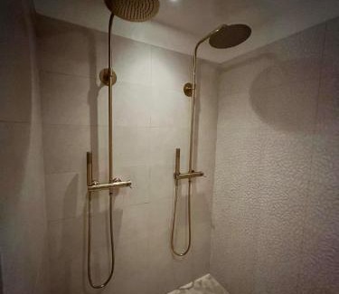 Pont-de-L'Arche Apartamento | La Parenthèse Suites - appartement luxueux avec sauna et baignoire balnéo