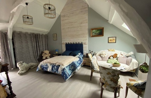 Noyant-de-Touraine Cama Y Desayuno | La Patriaie Chez Jacky et Maryse large, cosy room, private bathroom