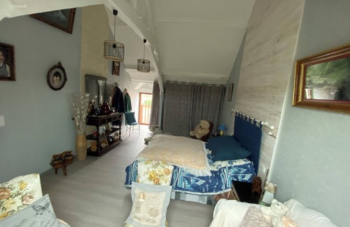 Noyant-de-Touraine Cama Y Desayuno | La Patriaie Chez Jacky et Maryse large, cosy room, private bathroom