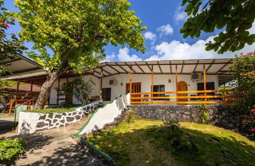 Bahía de la Academia Hotel | La Peregrina Galapagos B&B