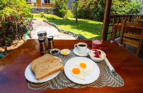 Bahía de la Academia Hotel | La Peregrina Galapagos B&B