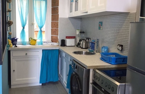 Alpes-Maritimes Apartamento | La petite Mandarine bleue, sea view, TV, wifi, 5-minute walk to the beach