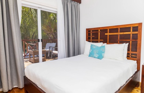 Antoneys Cay Hotel | La Placita Inn