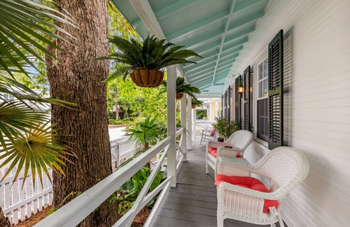 White St. Gallery Apartamento | LA PUERTA PEQUENA ~ Charming 1 Bedroom, 1 Bathroom w/ Loft in Old Town!
