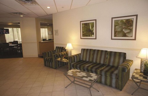 Merry Oaks Hotel | La Quinta by Wyndham Nashville Airport/Opryland