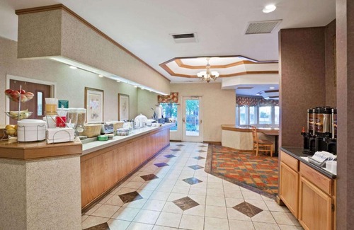 Overland Park Hotel | La Quinta by Wyndham Overland Park