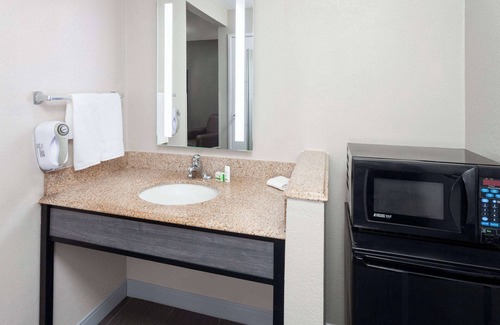Independence Hotel | La Quinta Inn by Wyndham Cleveland Independence