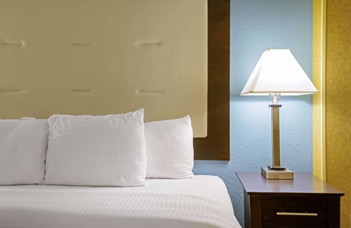 Columbia Hotel | La Quinta Inn by Wyndham Columbia SE / Fort Jackson