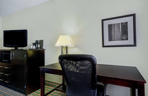 Columbia Hotel | La Quinta Inn by Wyndham Columbia SE / Fort Jackson
