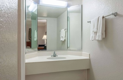 Terrytown Hotel | La Quinta Inn by Wyndham New Orleans West Bank / Gretna
