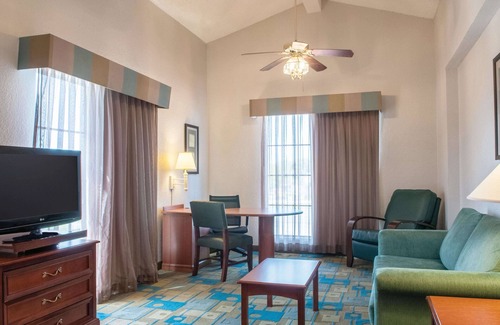 Kenner - Louis Armstrong International Airport Hotel | La Quinta Inn by Wyndham New Orleans Veterans / Metairie