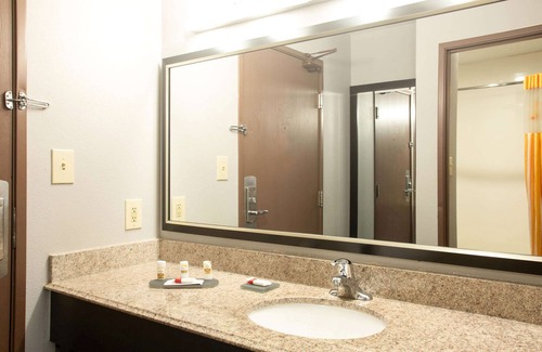 Hazelwood Hotel | La Quinta Inn by Wyndham St. Louis Hazelwood - Airport North