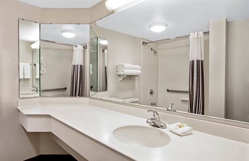 Tallahassee Hotel | La Quinta Inn by Wyndham Tallahassee North