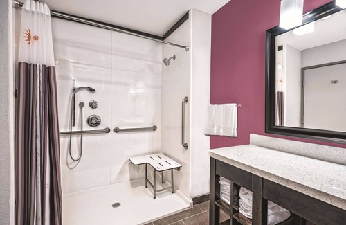 Grand Prairie Hotel | La Quinta Inn & Suites by Wyndham Dallas Grand Prairie North