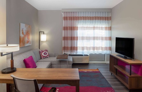 Greensboro Hotel | La Quinta Inn & Suites by Wyndham Greensboro Arpt High Point