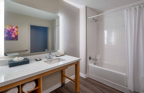 Greensboro Hotel | La Quinta Inn & Suites by Wyndham Greensboro Arpt High Point