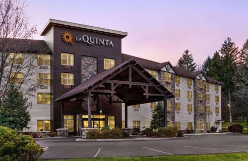 Lake George Hotel | La Quinta Inn & Suites by Wyndham Lake George