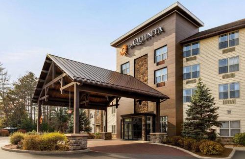 Lake George Hotel | La Quinta Inn & Suites by Wyndham Lake George