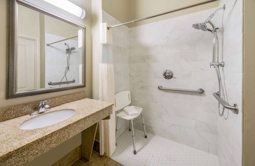 Broussard Hotel | La Quinta Inn & Suites by Wyndham Broussard - Lafayette Area