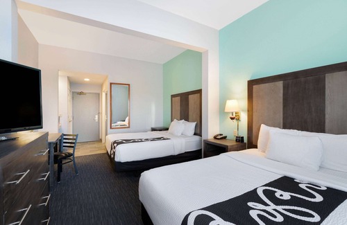 Carter Lake Hotel | La Quinta Inn & Suites by Wyndham Omaha Airport Downtown
