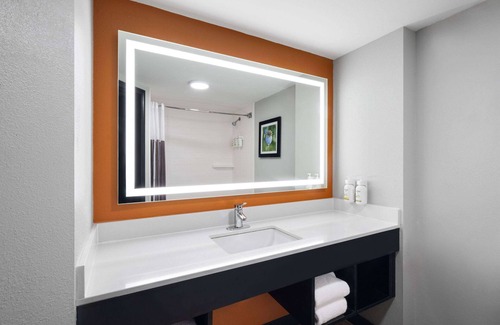 Greensboro Hotel | La Quinta Inn & Suites by Wyndham Greensboro NC