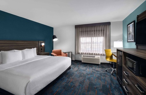 Greensboro Hotel | La Quinta Inn & Suites by Wyndham Greensboro NC
