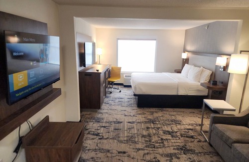 New Berlin Hotel | La Quinta Inn & Suites by Wyndham Milwaukee SW New Berlin